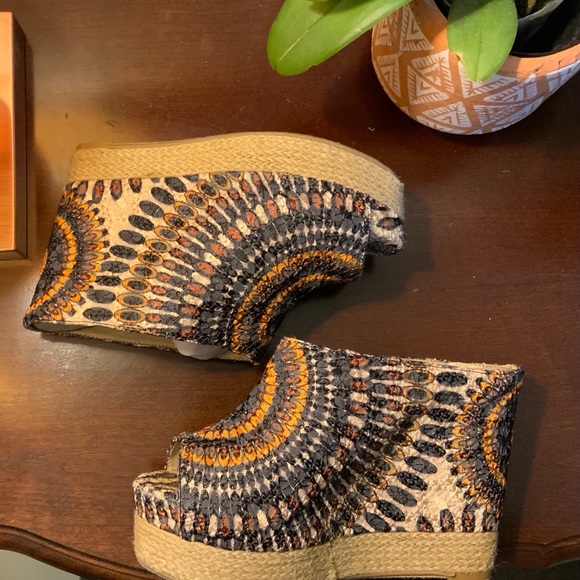 Chinese Laundry Clogs - Picture 7 of 8